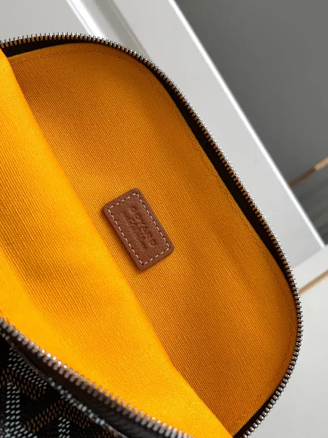 Mini Shell Shape Cosmetic Bag by Vendome