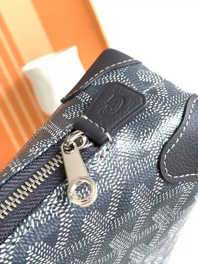 Mini Shell Shape Cosmetic Bag by Vendome