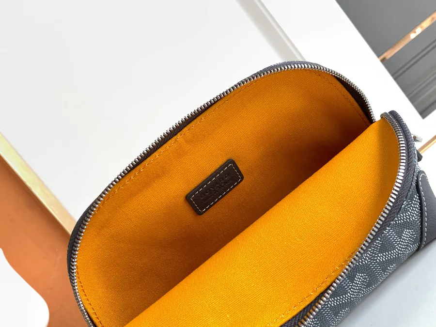 Mini Shell Shape Cosmetic Bag by Vendome