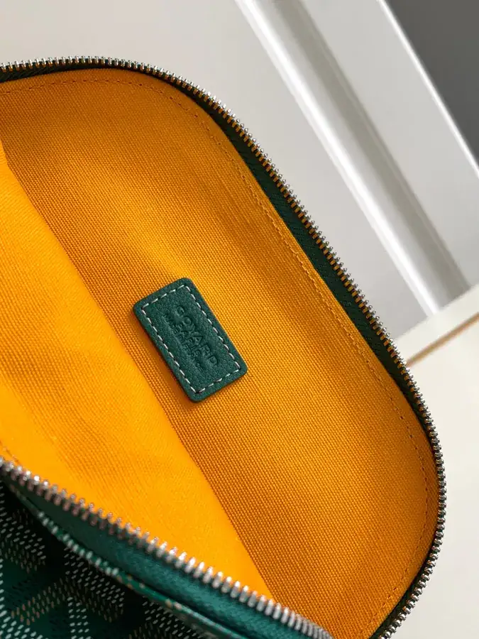 Mini Shell Shape Cosmetic Bag by Vendome