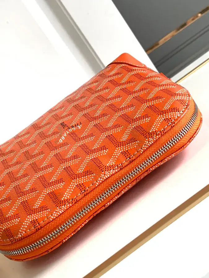 Mini Shell Shape Cosmetic Bag by Vendome