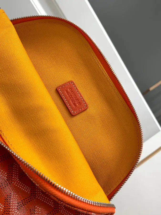 Mini Shell Shape Cosmetic Bag by Vendome