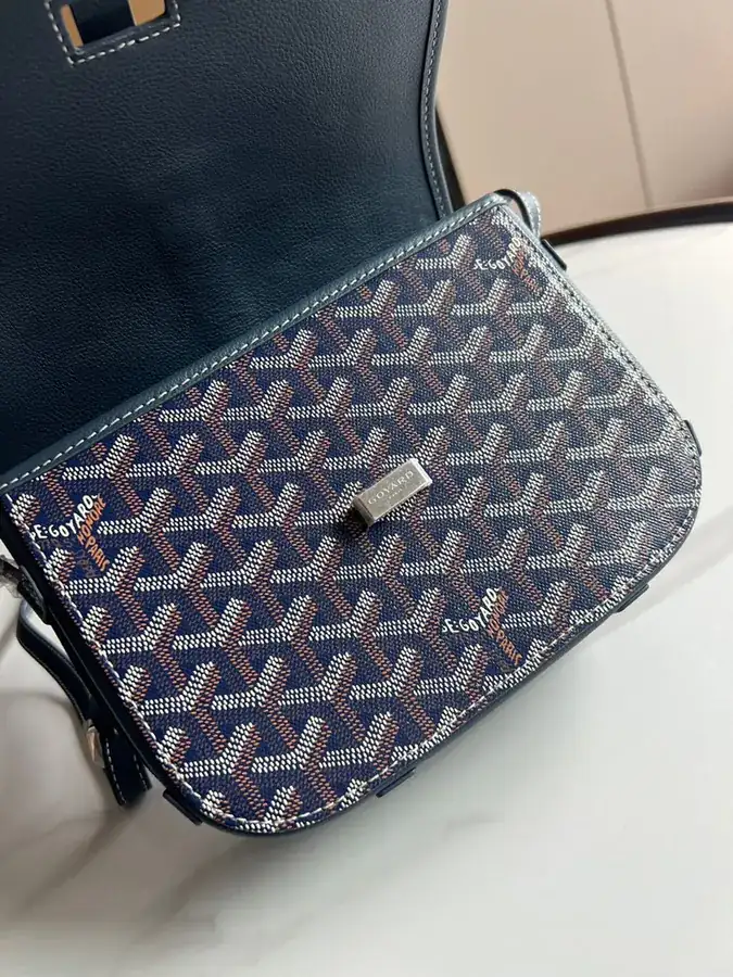 Beédère 2 Mail Bag Minimalist & Sporty Design