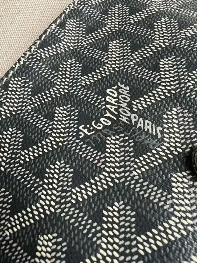 Goyard Envelope Bag Premium Italian Calfskin, Adjustable Strap, Versatile Everyday Use