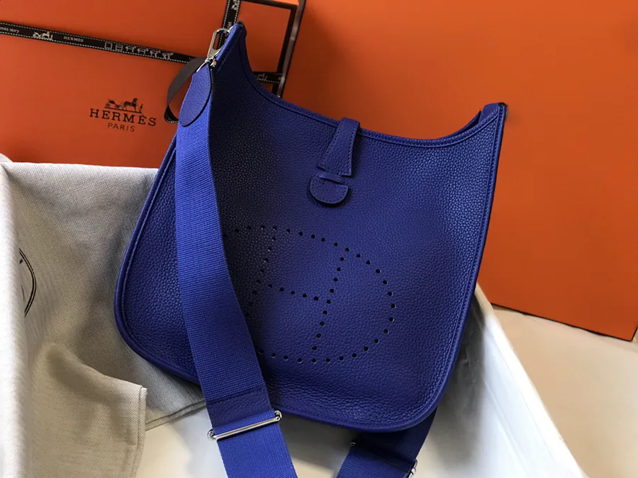 Evelyne 伊芙琳 Bucket Bag with Silver Clasp