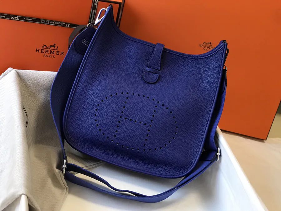 Evelyne 伊芙琳 Bucket Bag with Silver Clasp