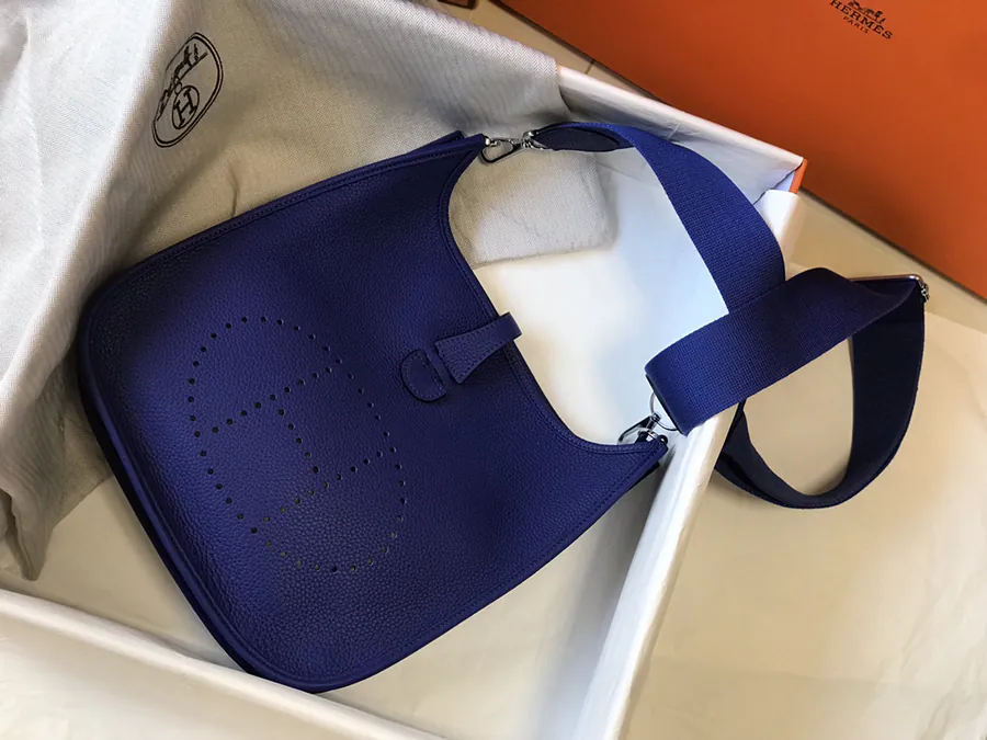 Evelyne 伊芙琳 Bucket Bag with Silver Clasp