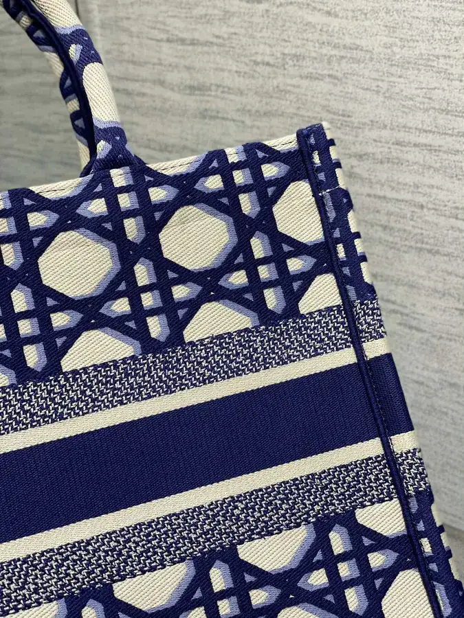 P500 Medium Tote Spring Summer Collection