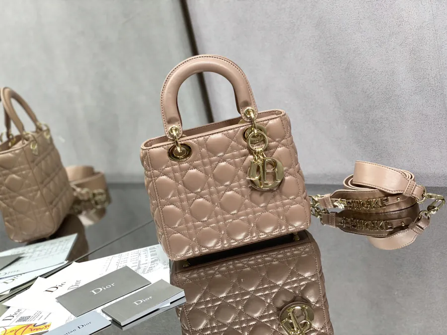 P700 Lady Four Compartment Grained Calfskin
