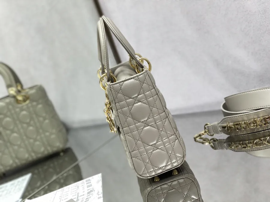 P700 Lady 4 Compartment Light Gray Gold Clasp Bag