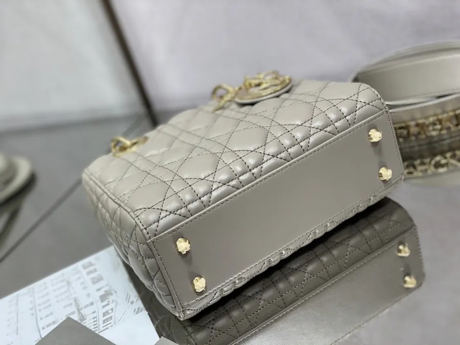P700 Lady 4 Compartment Light Gray Gold Clasp Bag