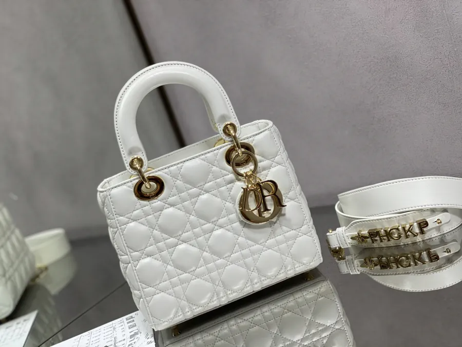 P700 Lady Four Compartment White Gold Clasp Wallet