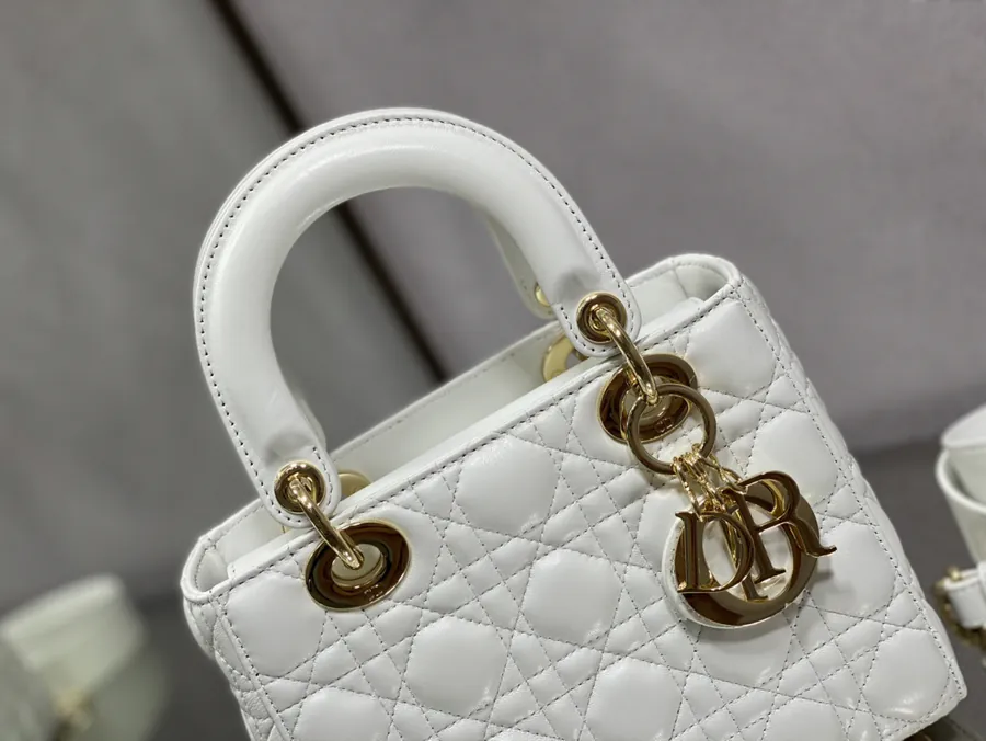P700 Lady Four Compartment White Gold Clasp Wallet