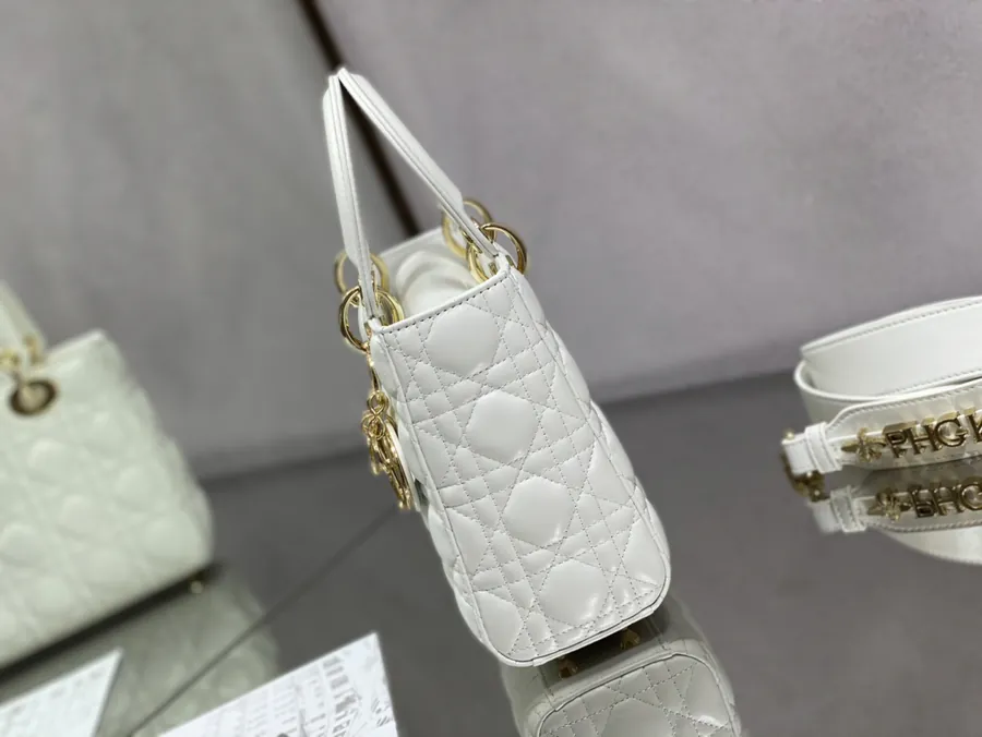 P700 Lady Four Compartment White Gold Clasp Wallet