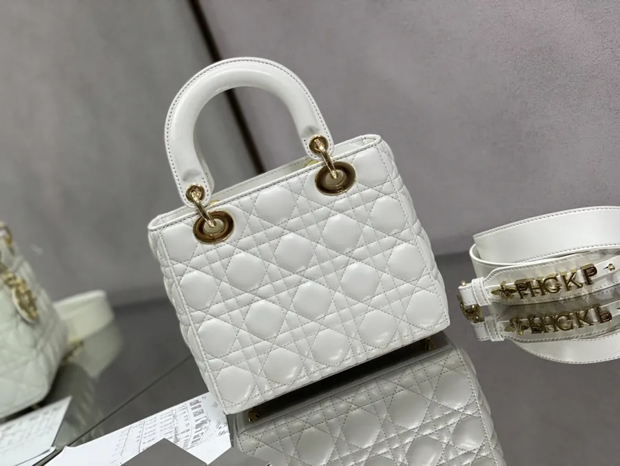 P700 Lady Four Compartment White Gold Clasp Wallet