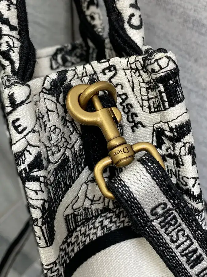 P400 Tote Mini Elegant and Practical