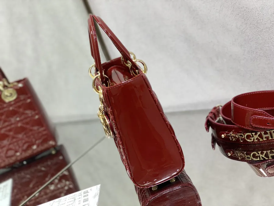 P700 Lady Four Compartment Lacquered Leather Shoulder Bag in Wine Red