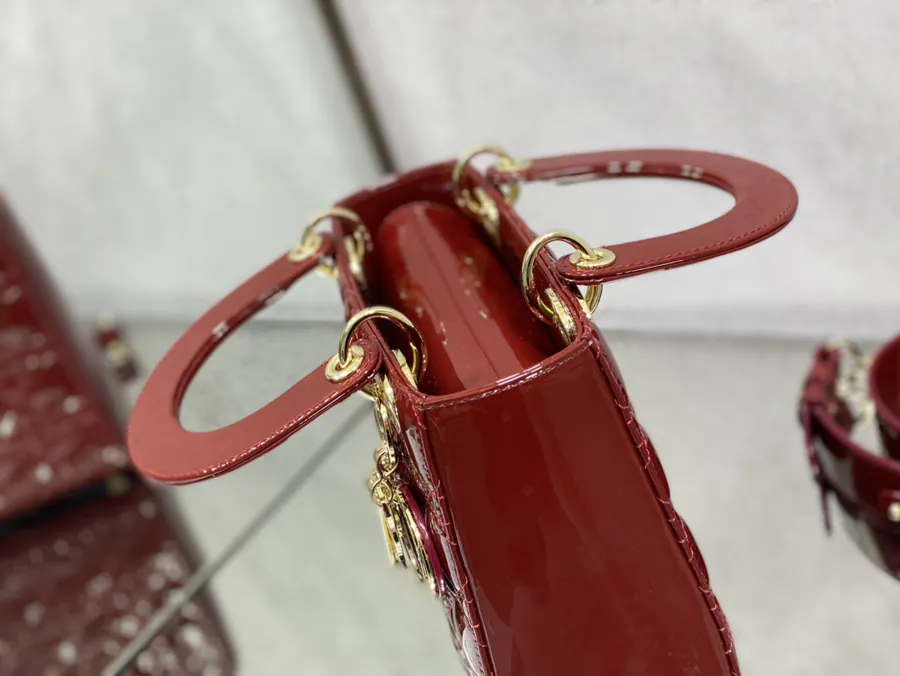 P700 Lady Four Compartment Lacquered Leather Shoulder Bag in Wine Red