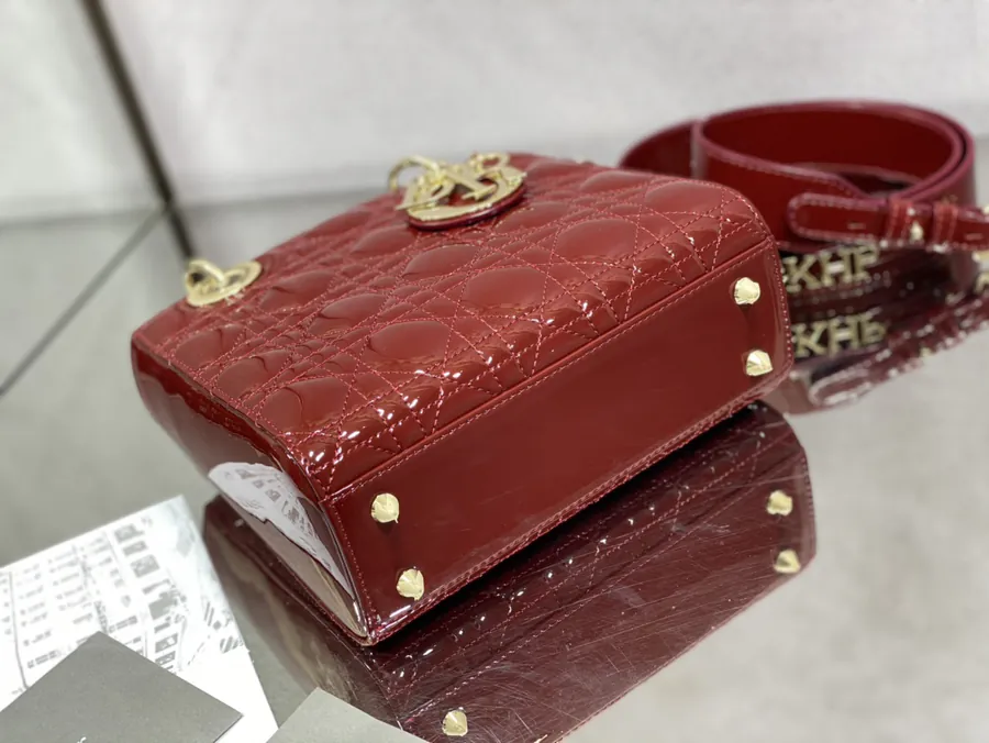 P700 Lady Four Compartment Lacquered Leather Shoulder Bag in Wine Red