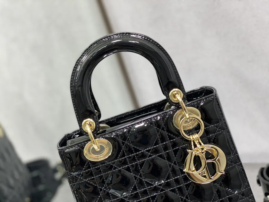P700 Lady Four Compartment Lacquered Leather Shoulder Bag in Black