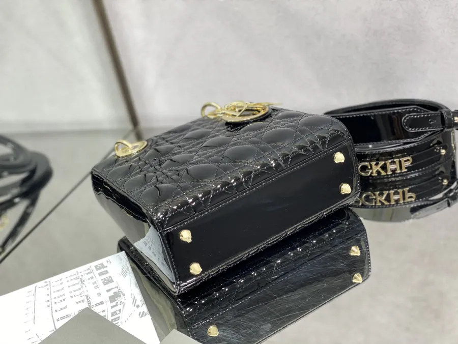 P700 Lady Four Compartment Lacquered Leather Shoulder Bag in Black