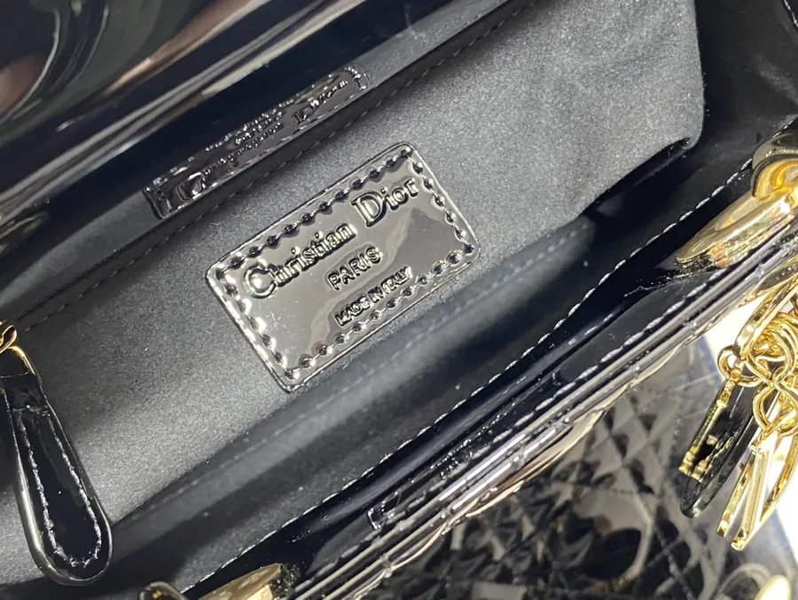 P700 Lady Four Compartment Lacquered Leather Shoulder Bag in Black