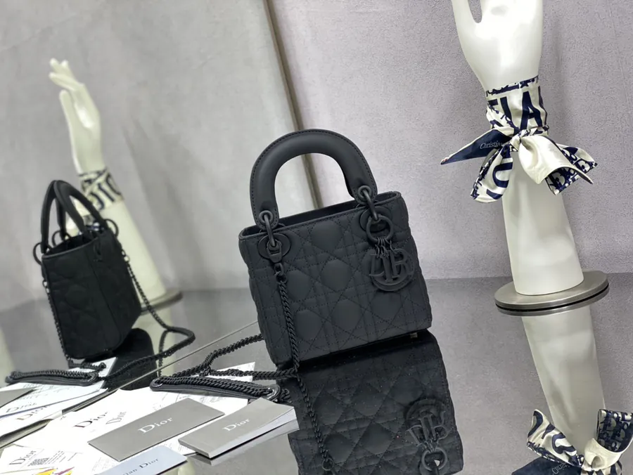 P600 Lady Three Compartment Grained Leather Bag