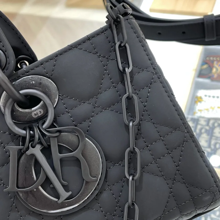 P700 D Joy 26 Grained Black Bucket Bag