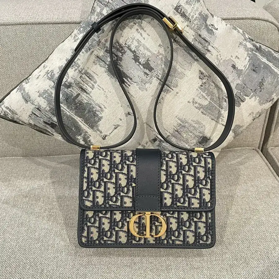 P600 Montaigne Small Classic Bucket Bag