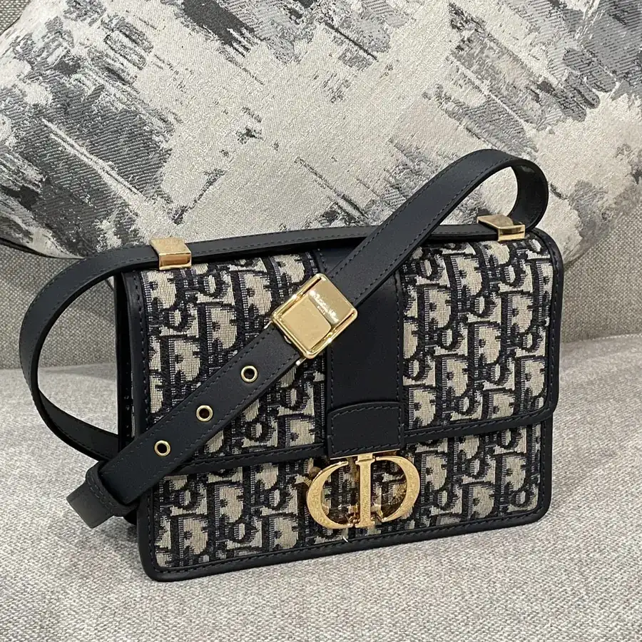 P600 Montaigne Small Classic Bucket Bag