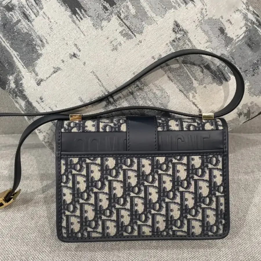 P600 Montaigne Small Classic Bucket Bag
