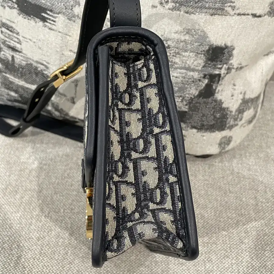 P600 Montaigne Small Classic Bucket Bag