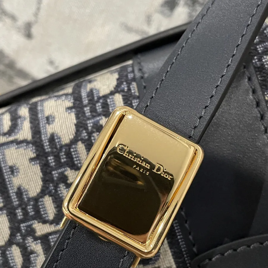 P600 Montaigne Small Classic Bucket Bag
