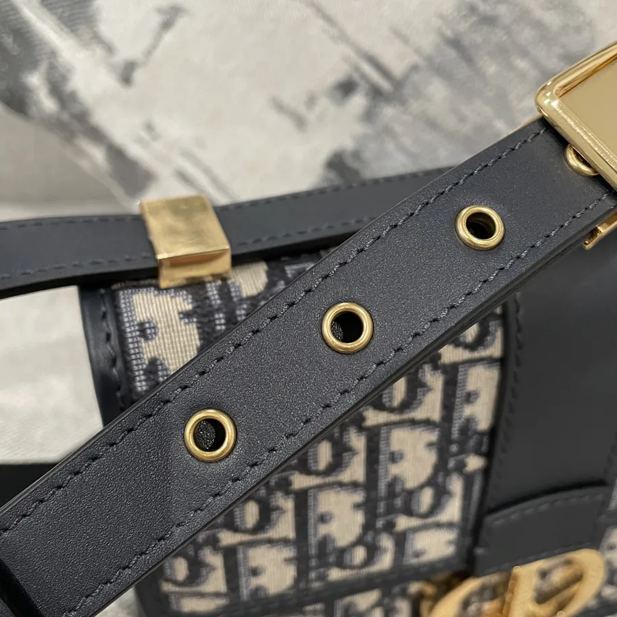P600 Montaigne Small Classic Bucket Bag