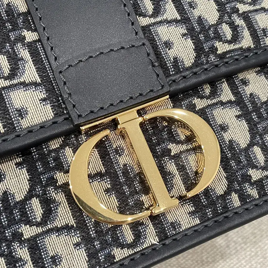 P600 Montaigne Small Classic Bucket Bag