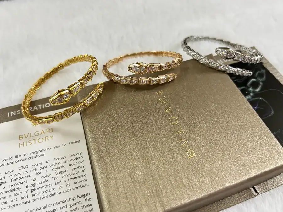 BVLGARI Single Circle Diamond Snake Bracelet