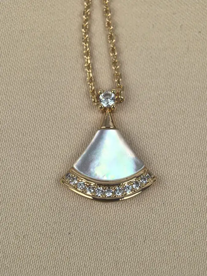 Bulgari Dress with孔雀石 and Diamond Necklace