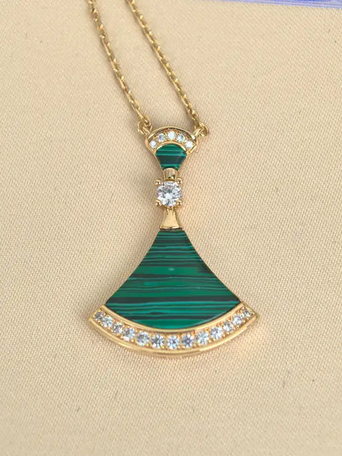 Bulgari Dress with孔雀石 and Diamond Necklace