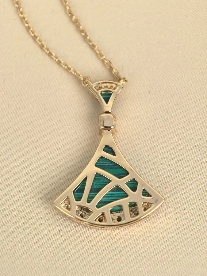 Bulgari Dress with孔雀石 and Diamond Necklace