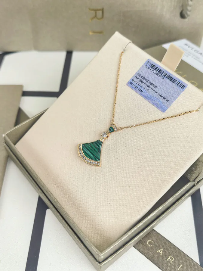 Bulgari Dress with孔雀石 Necklace