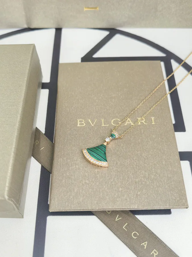 Bulgari Dress with孔雀石 Necklace