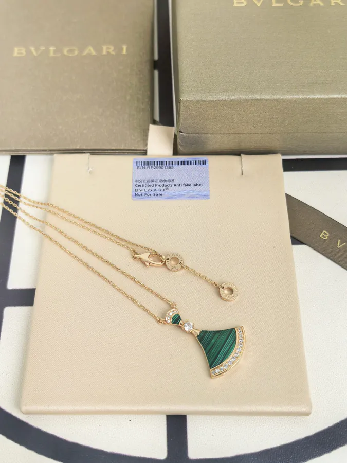 Bulgari Dress with孔雀石 Necklace
