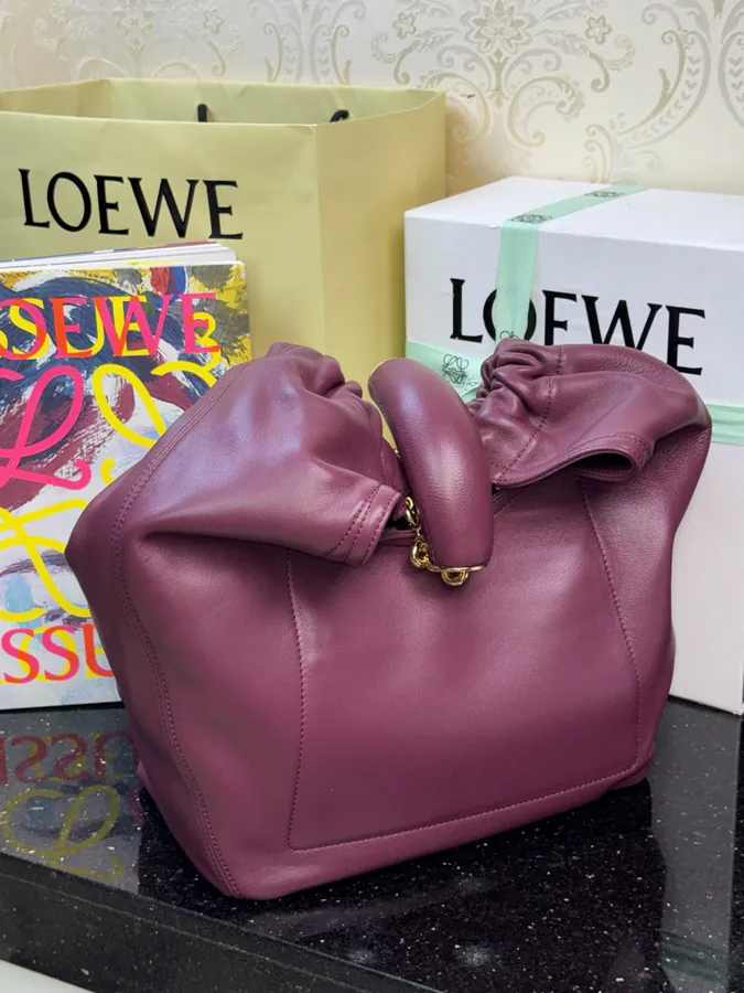 Squeeze Handbag in Nappa Leather Medium Size