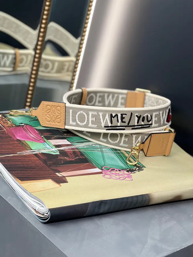 Löwe Anagram Print Bucket Bag with Heart Embroidery