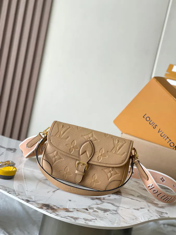 DIANE Handbag M11817, Grained Calfskin