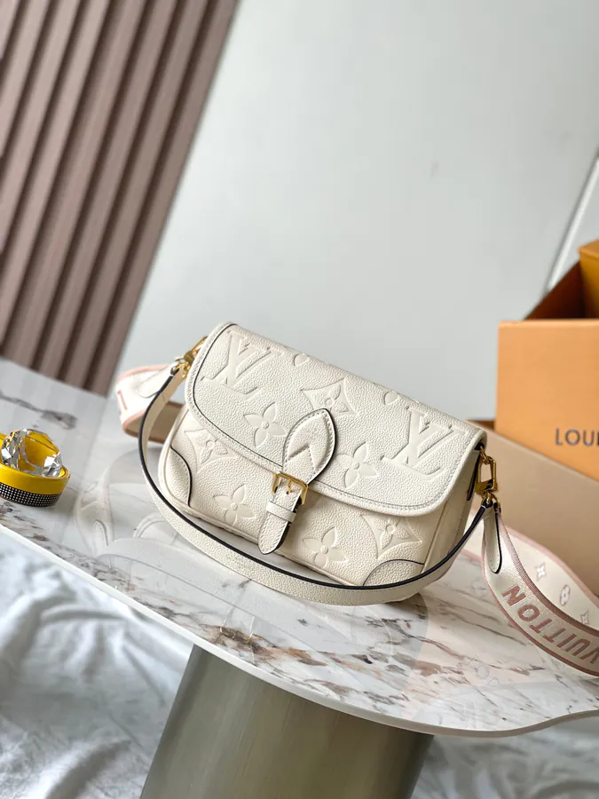 DIANE Handbag M46388 White Dynamic Chip Version