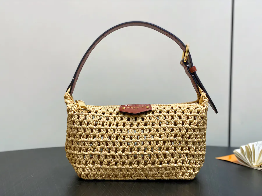 Hills Pochette XL Bucket Bag in Grained Calfskin