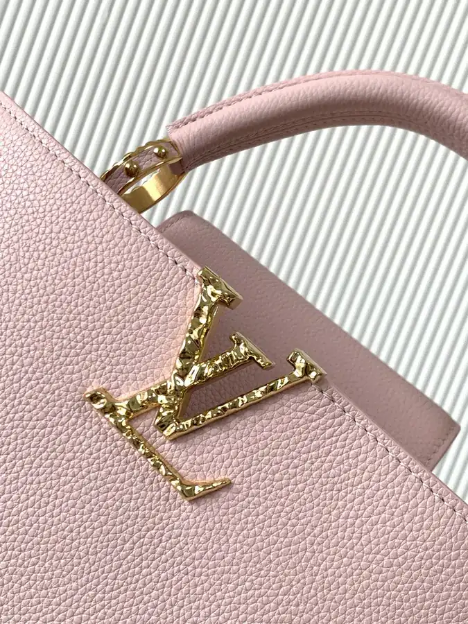 Capucines East West Medium Handbag
