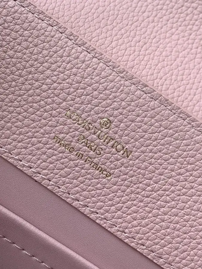 Capucines East West Medium Handbag