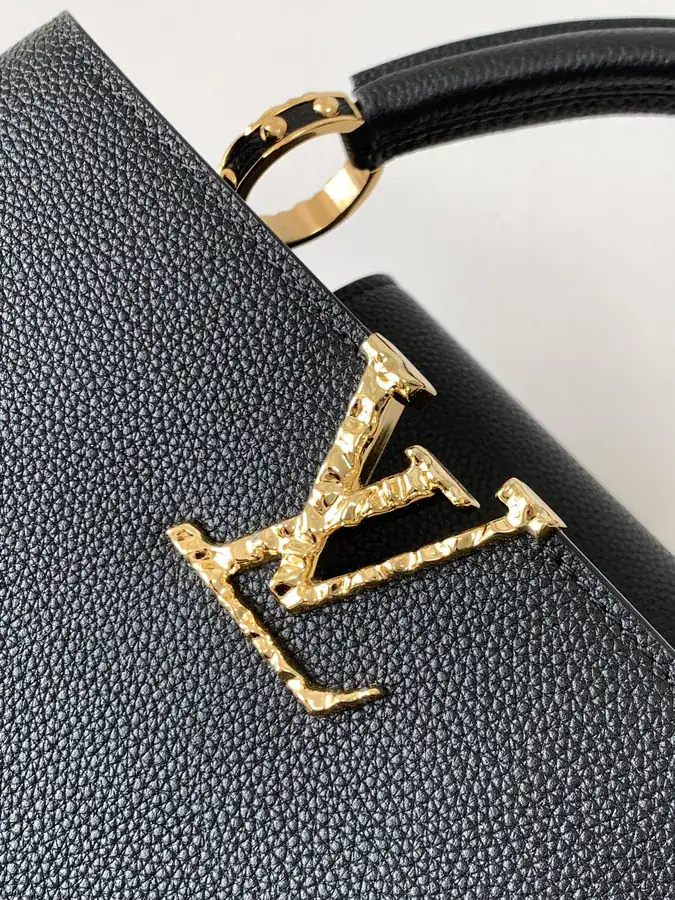 Capucines East West Medium Handbag
